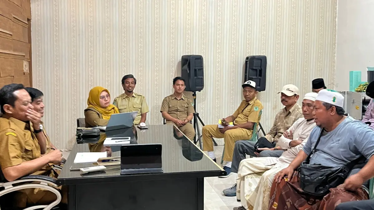 DISKUSI: Massa melakukan audiensi ke kantor Dinas PUPR Pamekasan, Selasa (30/6).