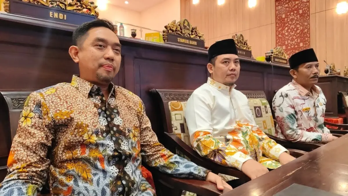 FOKUS: Anggota Komisi I DPRD Sumenep Hairul Anwar (kiri) saat mengikuti rapat di kantor dewan.