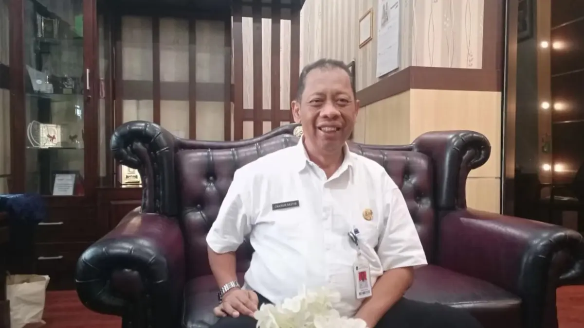 FOKUS: Kepala DKPP Sumenep Chainur Rasyid saat ditemui di ruangannya.&nbsp;