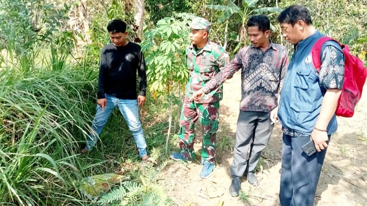 GEGER: Warga Desa Bragang, Kecamatan Klampis, Bangkalan, menunjukkan lokasi penemuan bayi berjenis kelamin laki-laki Kamis (2/7). (POLSEK KLAMPIS UNTUK JPRM)