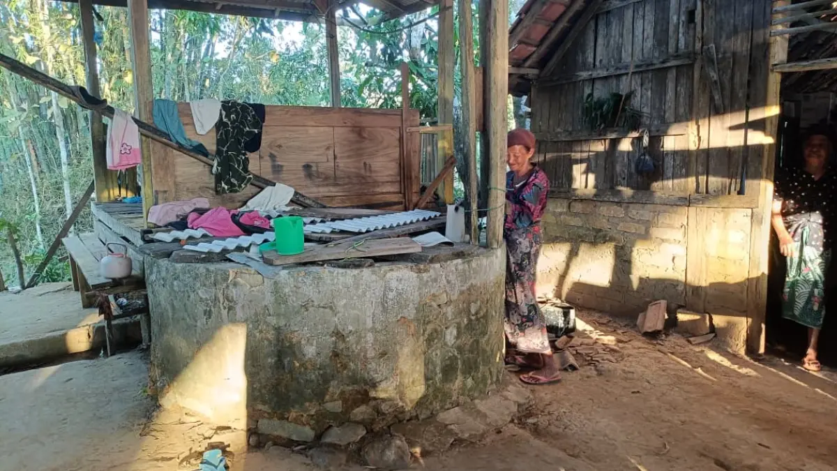 KEKERINGAN: Warga saat mengecek sumur di Dusun Rakmerrakan, Desa Tlambah, Kecamatan Karang Penang, Kabupaten Sampang, Kamis (2/7).