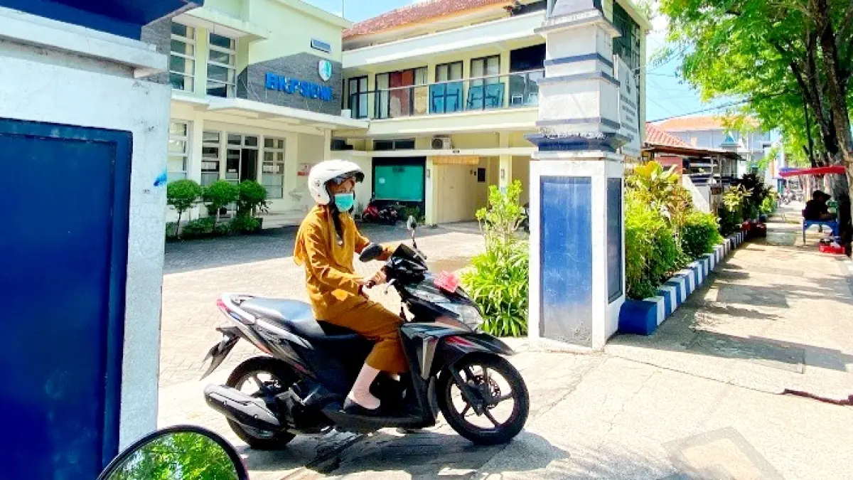 KEPEGAWAIAN: ASN saat keluar dari kantor BKPSDM Sampang, Selasa (23/6). (AYU LATIFAH/JPRM)