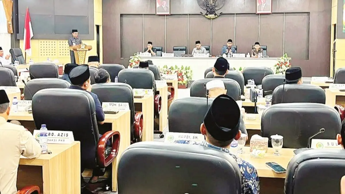 KHIDMAT: Bupati Pamekasan KH. Kholilurrahman saat menyampaikan nota keuangan mengenai raperda tentang Pertanggungjawaban Pelaksanaan APBD TA 2025 pada sidang Paripurna DPRD Rabu (1/7). (M. KHOLIL RAMLI/JPRM)