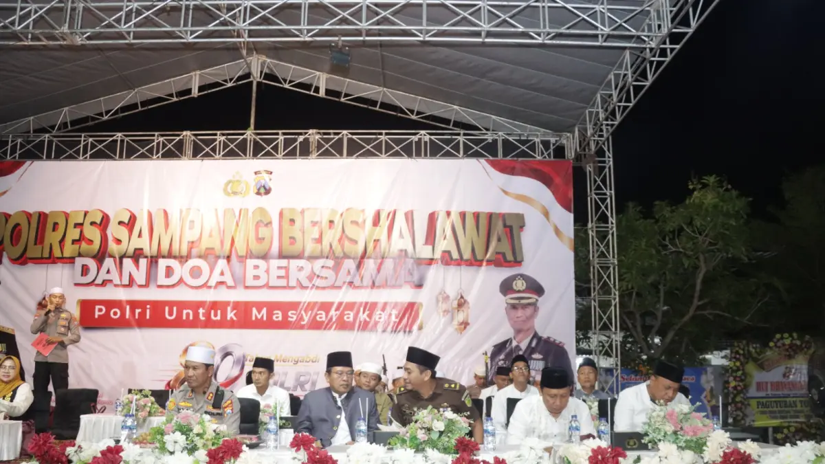 KHIDMAT: Kapolres AKBP Hartono menghadiri kegiatan Polres Sampang Bershalawat dan Doa Bersama di halaman Mapolres Sampang, Selasa (30/6). (HUMAS POLRES UNTUK JPRM)