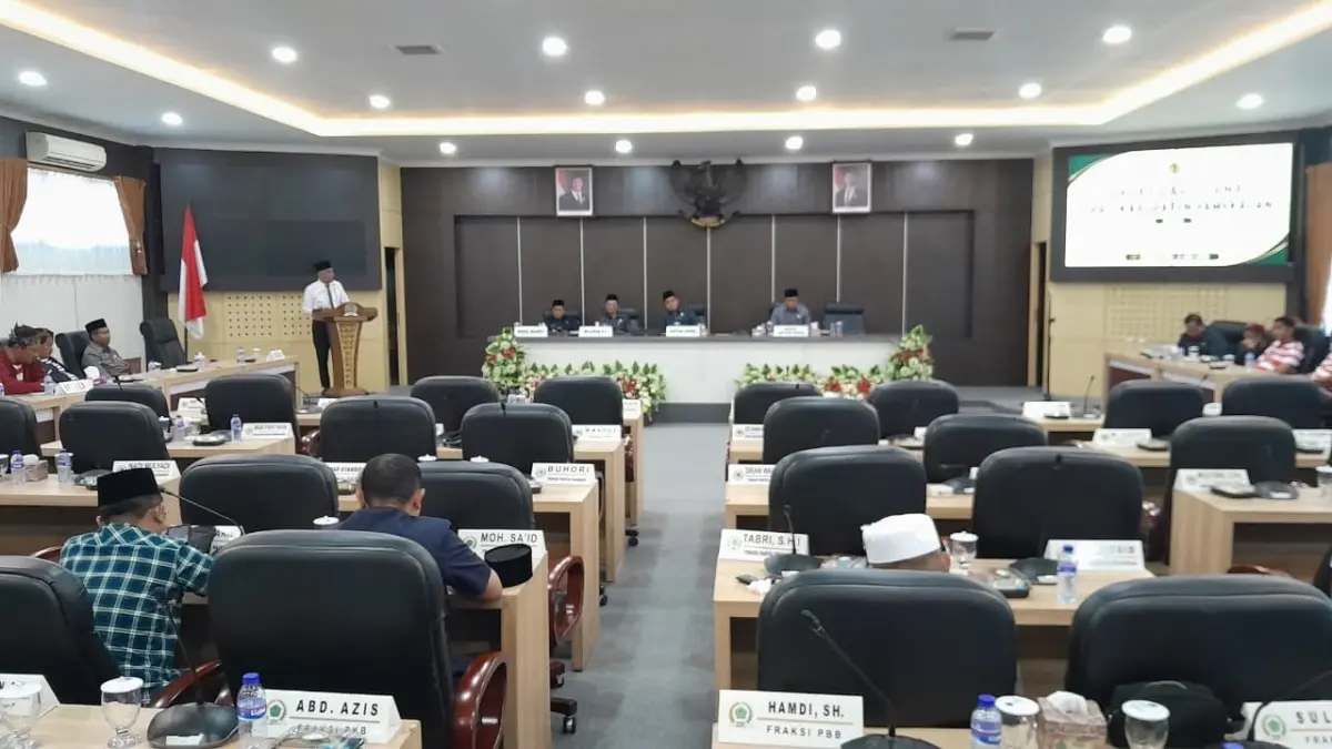 KHIDMAT: Sejumlah anggota DPRD Pamekasan mengikuti rapat paripurna penyampaian pandangan umum fraksi terhadap nota penjelasan bupati mengenai raperda tentang Pertanggungjawaban Pelaksanaan APBD Tahun Anggaran 2025, Kamis (2/7).