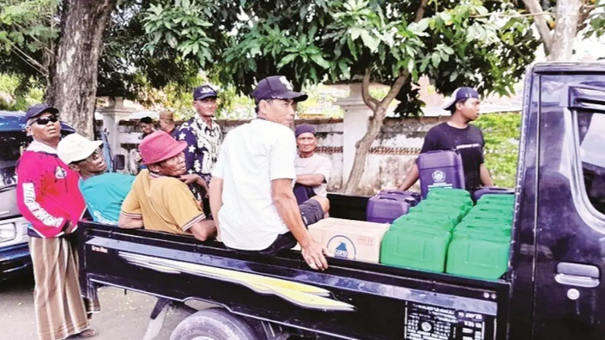 KOMPAK: Sejumlah nelayan terpantau berada di parkiran kantor DPRD Pamekasan dengan membawa jeriken Rabu (1/7). (M. KHOLIL RAMLI/JPRM)