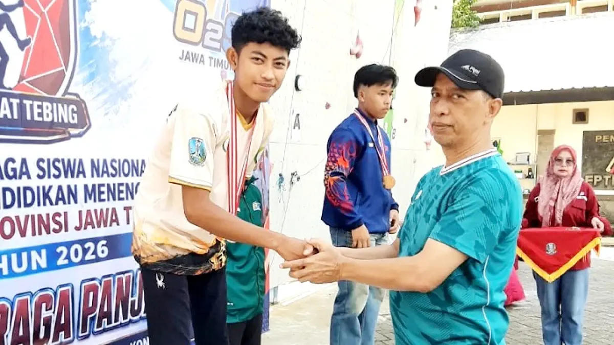 MEMBANGGAKAN: Atlet FPTI Sampang menerima penghargaan medali perak pada kejuaraan O2SN Jatim di Wall Climbing FPTI Jatim, Surabaya, Kamis (25/6). (FPTI UNTUK JPRM)