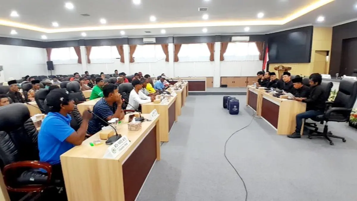 MENGADU: Sejumlah nelayan dari Desa Padelegan dan Tanjung, Kecamatan Pademawu, mengadu ke Komisi II DPRD Pamekasan Rabu (1/7). (M. KHOLIL RAMLI/JPRM)