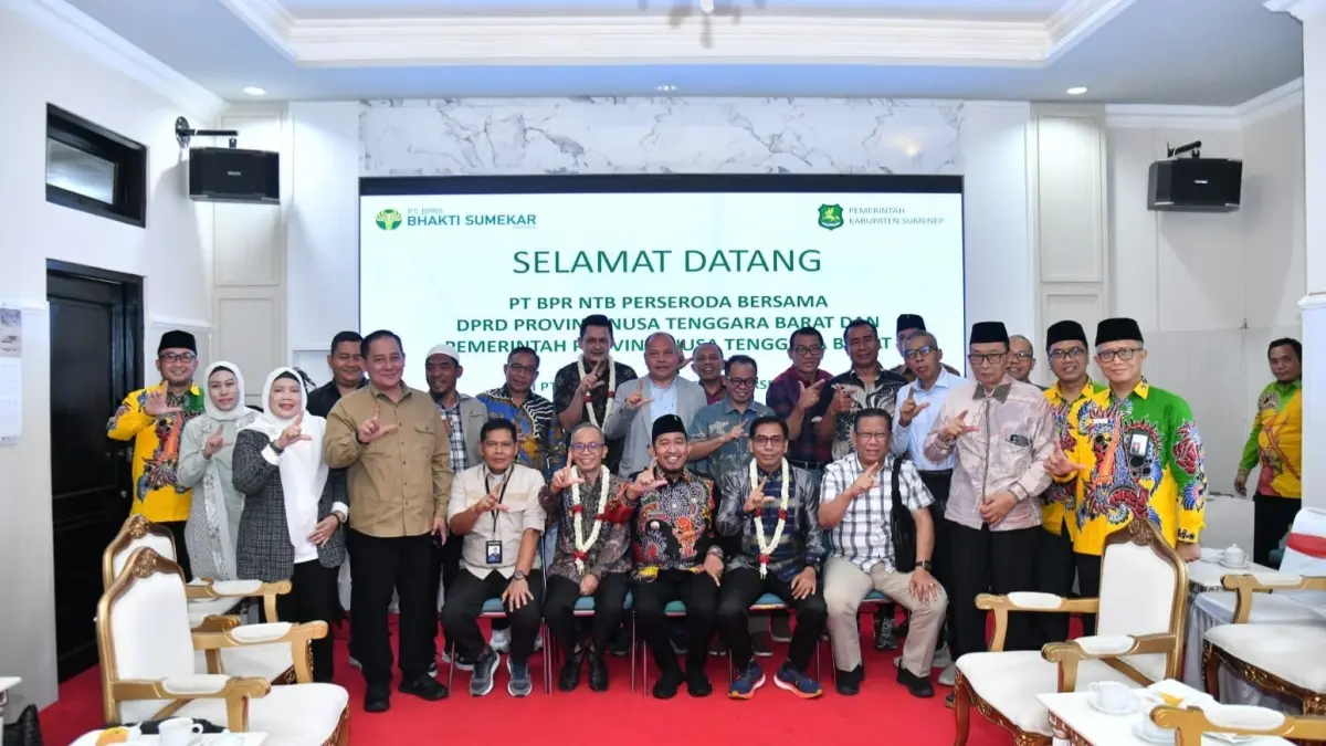 OPTIMISTIS: Direktur Utama PT BPRS Bhakti Sumekar (Perseroda) Hairil Fajar (kanan) berfoto bersama usai menerima kunjungan Pemprov NTB di rumah dinas bupati Sumenep, Selasa (30/6).