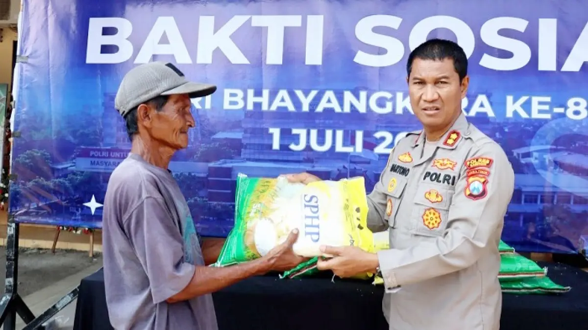 PEDULI: Kapolres AKBP Hartono menyalurkan bantuan beras kepada warga dalam rangka memperingati Hari Bhayangkara Ke-80 di Mapolres Sampang, Rabu (1/7). (HUMAS POLRES UNTUK JPRM)