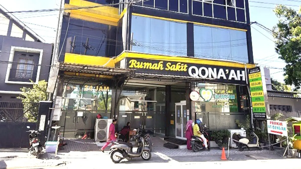 PELAYANAN: Karyawan berada di area depan RS Qonaah, Jalan Diponegoro, Kelurahan Banyuanyar, Sampang, Kamis (2/7). (UBAIDILLAHIR RA’IE/JPRM)
