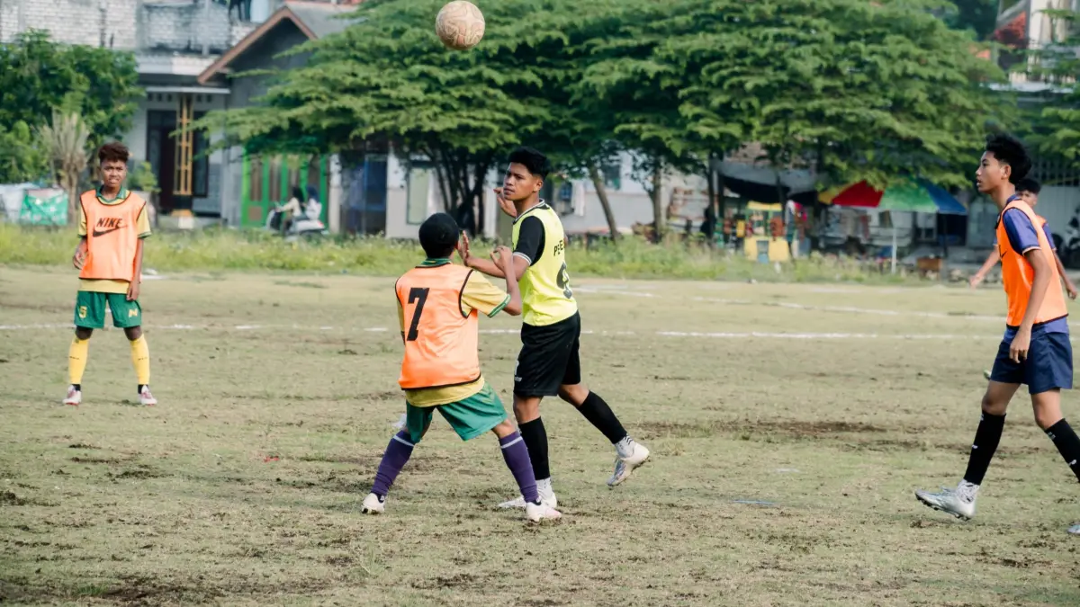 SELEKSI: Pemain Persesa berebut bola saat mengikuti seleksi di lapangan SSC Sampang, Minggu (24/5).
