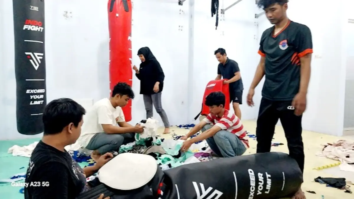 SEMANGAT: Atlet Kickboxing Indonesia melaksanakan latihan rutin di Sekretariat KBI Bangkalan, Sabtu (25/4). (KBI BANGKALAN UNTUK JPRM)