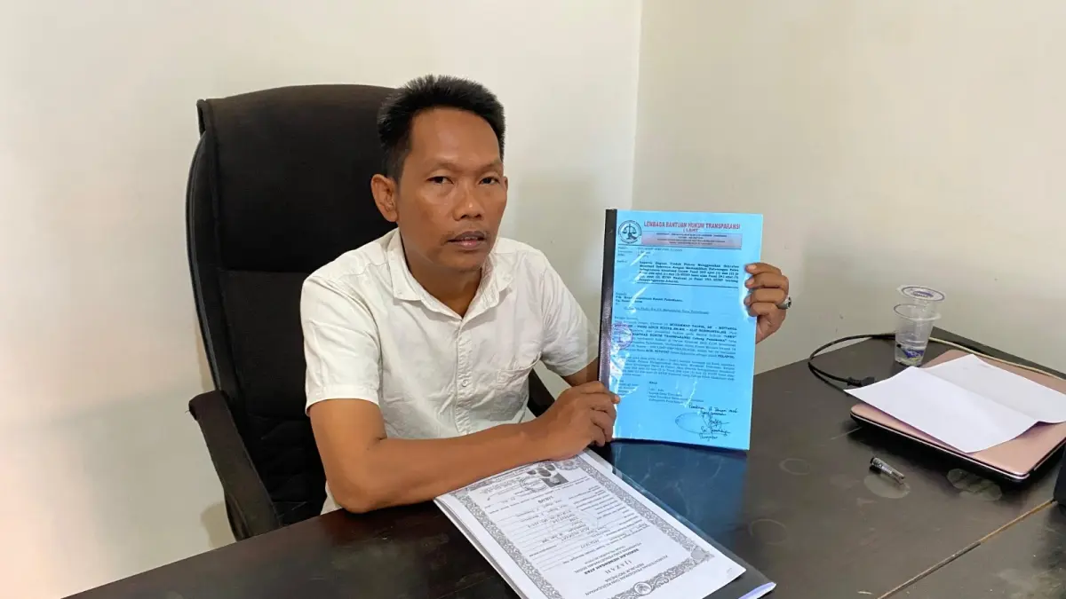 SERIUS: Penasihat hukum pelapor, Mohammad Taufik, menunjukkan dumas di ruang kerjanya, Kamis (2/7).