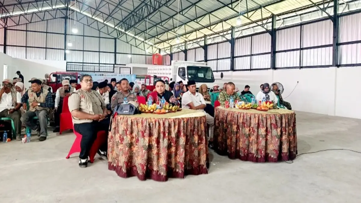 SIMBOLIS: Kabid Perizinan, Kelembagaan, Pengawasan, dan Pemeriksaan DKUPP Sumenep Hairil Iskandar saat menghadiri peresmian secara simbolis KMP di Desa Belluk Raja, Kecamatan Ambunten. (DKUPP UNTUK JPRM)