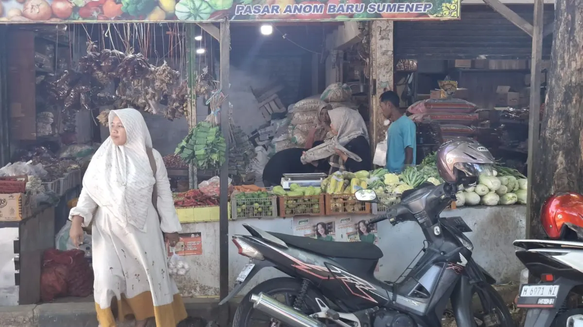 SUMBER PAD: Masyarakat beraktivitas di Pasar Anom Sumenep, Minggu (28/6).