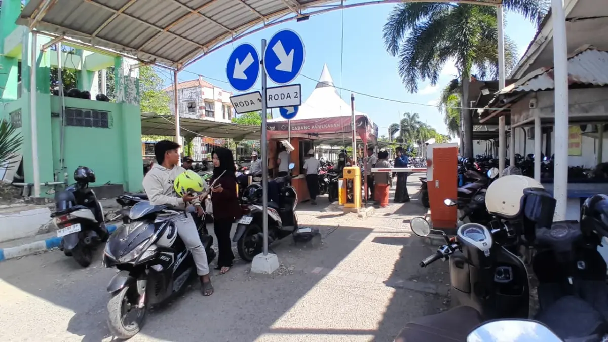 SUMBER PAD: Sejumlah kendaraan keluar dari area parkir di RSUD Smart Pamekasan, Rabu (1/7).