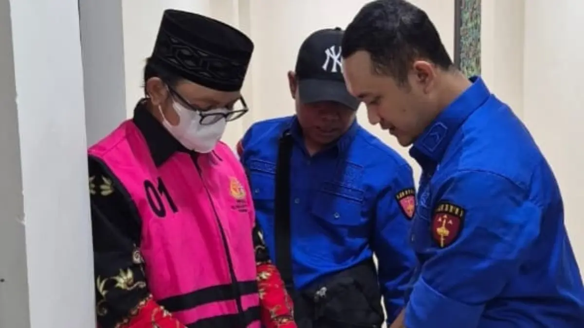 TAK BERKUTIK: Kepala Desa Pragaan Daya Imrah saat ditahan penyidik di kantor Kejaksaan Negeri Sumenep, Kamis (23/4).
