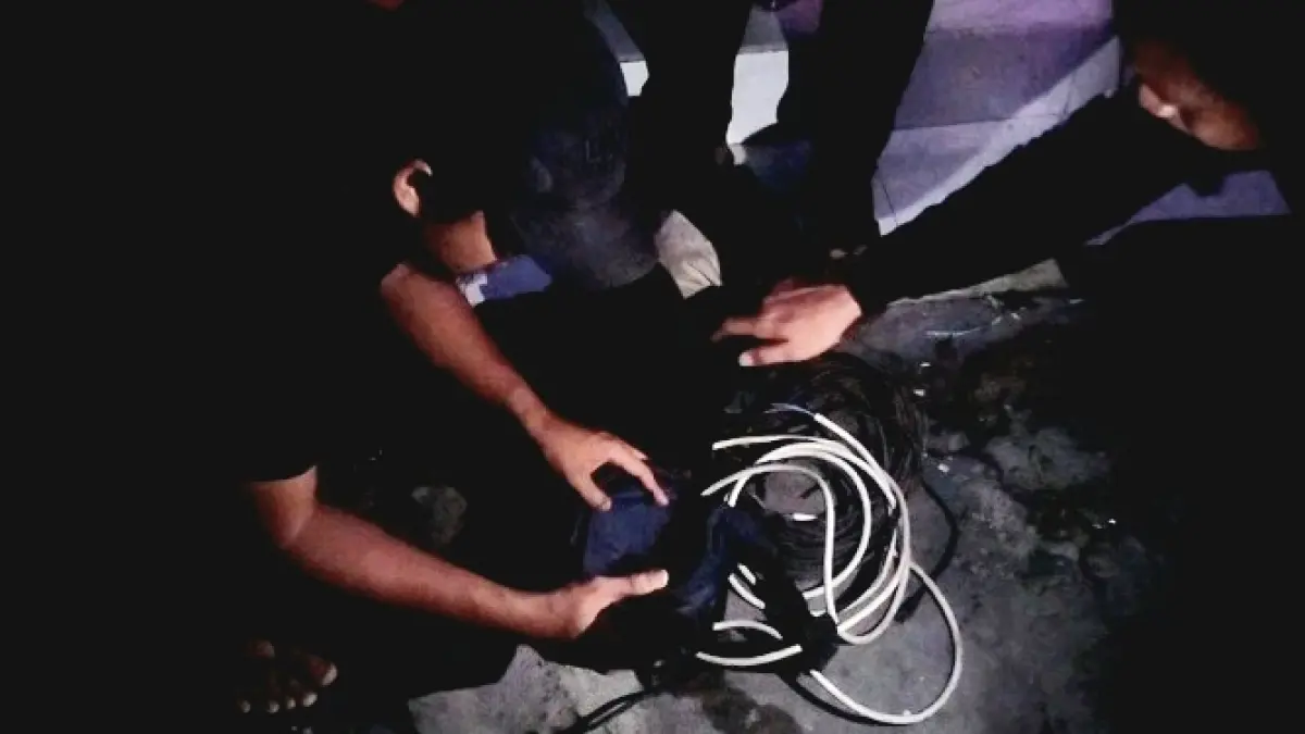 TAK BERKUTIK: Tim Resmob Satreskrim Polres Bangkalan saat mengamankan terduga pelaku pencurian meteran air di Kelurahan Pejagan, Kecamatan Kota, Senin (29/6). (POLRES BANGKALAN UNTUK JPRM)