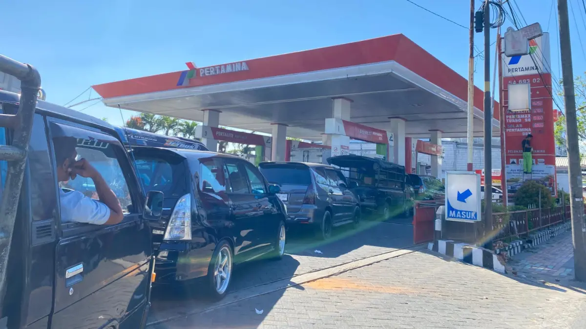TERIK: Pengemudi mengantre di SPBU Jalan Raya Panglegur Pamekasan, Rabu (1/7).