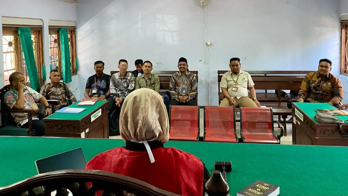 TERTIB: Peserta berada di ruang sidang Pengadilan Negeri Pamekasan, Rabu (24/6).