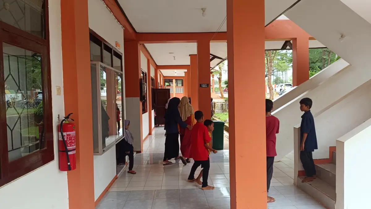 AKTIF: Siswa tengah beraktivitas di SRT di Jalan Raya Lenteng, Batuan, Sumenep.