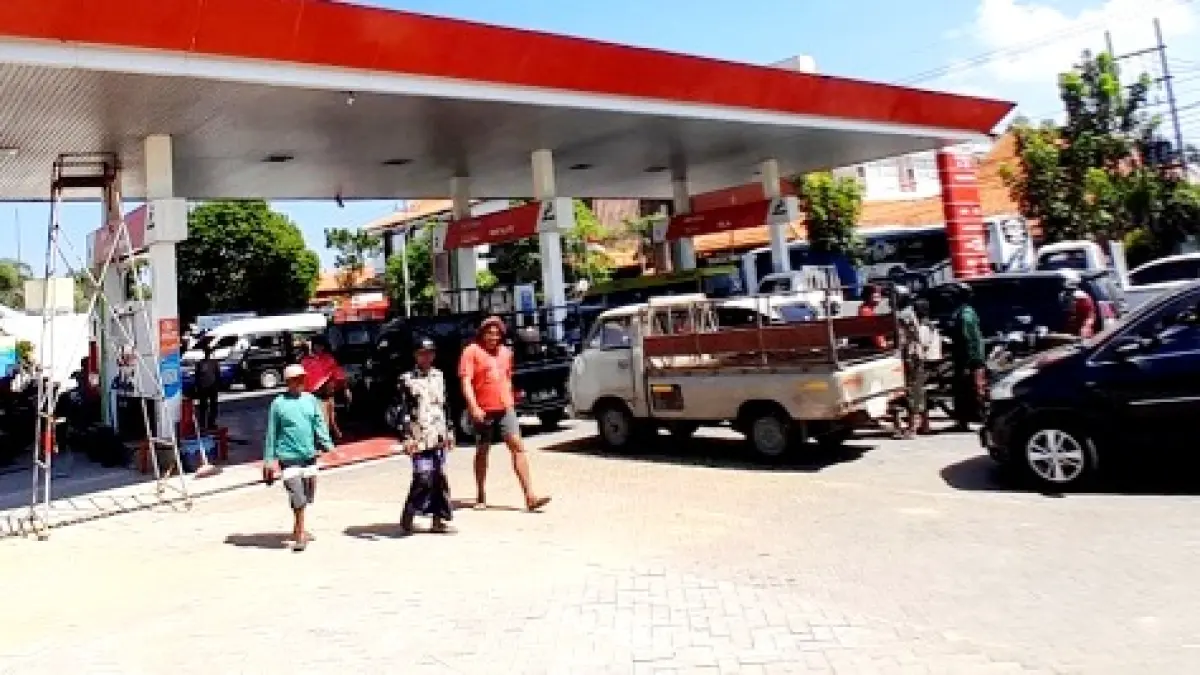 ANTRE SOLAR: Sejumlah nelayan terlihat mendatangi SPBU 301 di Desa Buddagan, Pademawu, Pamekasan, Rabu (1/7). (M. KHOLIL RAMLI/JPRM)