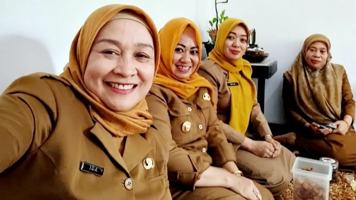 BELUM TERUNGKAP: RYS saat duduk santai ditemani rekan-rekannya. (ISTIMEWA)