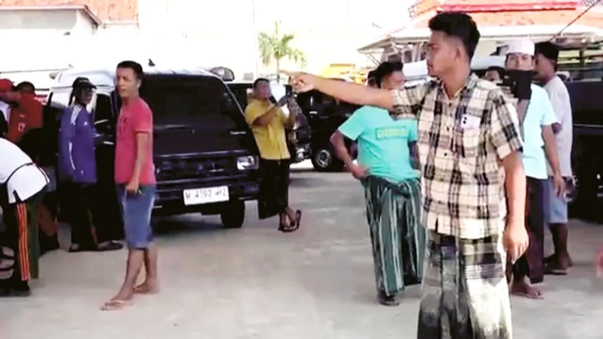 BERPOLEMIK: Warga saat berselisih paham dengan petugas SPBU di Desa/Kecamatan Ketapang, Sampang, Kamis (2/7). (TANGKAPAN LAYAR)