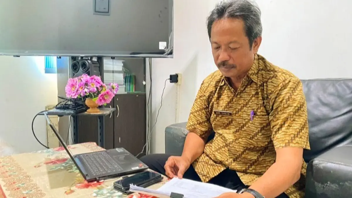 KESEHATAN: Abd. Cholik saat ditemui di kantor Dinkes KB Sampang Kamis (2/7). (AYU LATIFAH/JPRM)