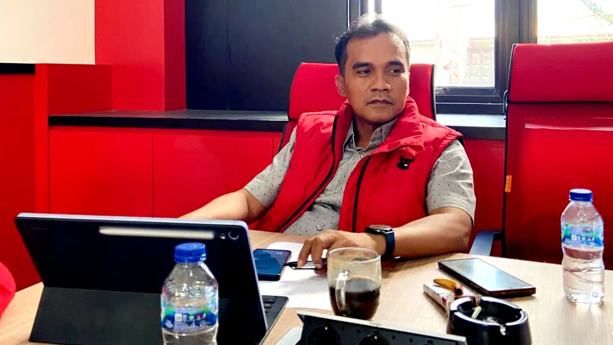 KONSOLIDASI: Ketua DPC PDI Perjuangan Lukman Hakim memimpin rapat internal di kantornya, Jalan Halim Perdanakusuma Jumat (3/7). (PDI PERJUANGAN UNTUK JPRM)
