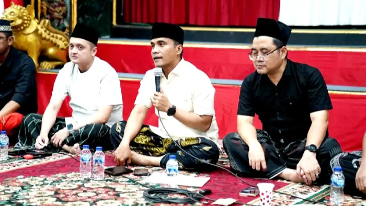 LUGAS: Bupati Bangkalan Lukman Hakim merespons pertanyaan yang disampaikan dalam acara Malam Jumat Manis yang dilaksanakan di Pendopo Agung, Kamis (2/7). (PROKOPIM UNTUK JPRM)