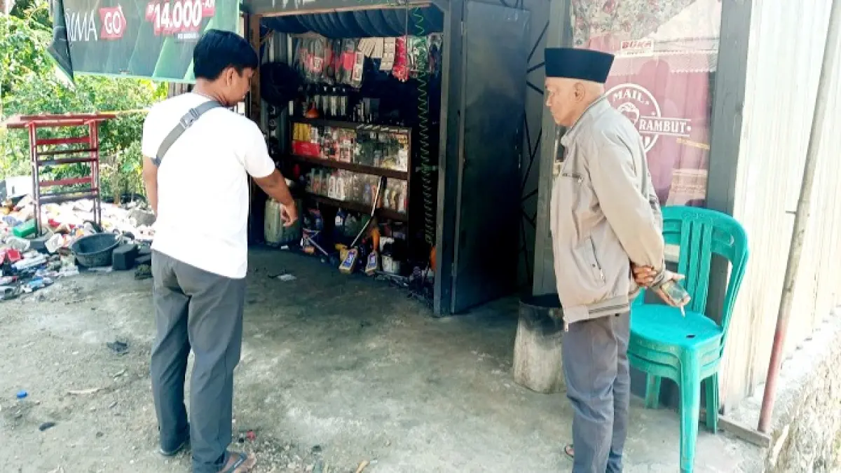 OLAH TKP: Anggota Satreskrim Polres Sampang dan Polsek Kedungdung melakukan olah TKP di Desa Nyeloh, Kecamatan Kedungdung, Rabu (1/7). (HUMAS POLRES UNTUK JPRM)