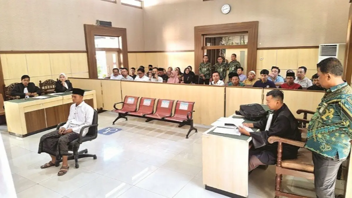 PENGHUJUNG SIDANG: Terdakwa Nawiski duduk di kursi mendengarkan tuntutan JPU di Pengadilan Negeri Pamekasan, Kamis (2/7) sore. (ISTIMEWA)