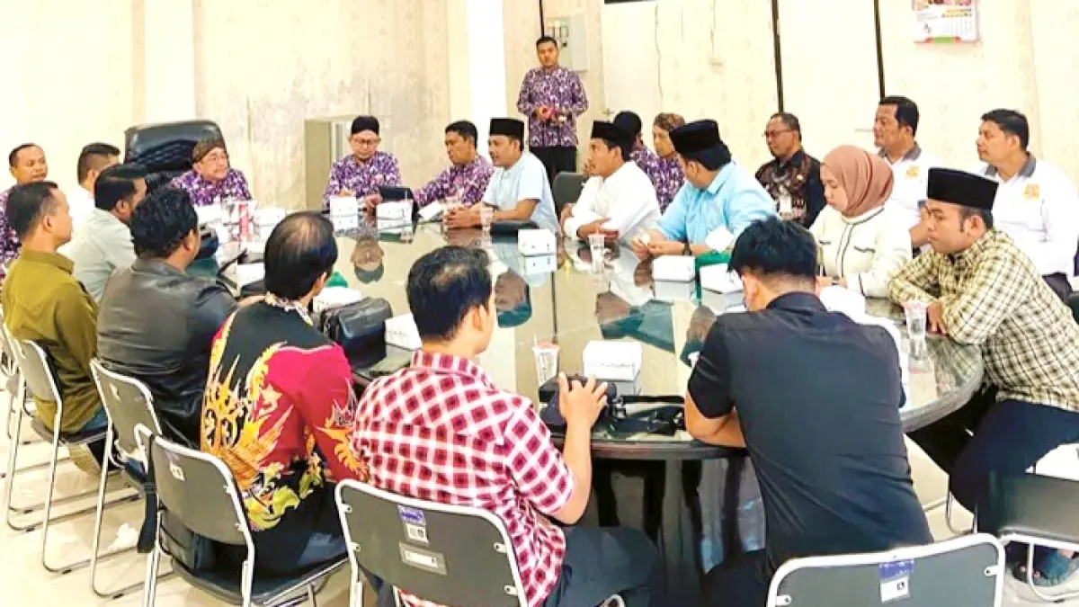 SAMPAIKAN ASPIRASI: Wabup Sumenep Imam Hasyim saat beraudiensi dengan pengurus Lakpesdam dan LPBH PCNU di kantor pemkab, Kamis (2/7). (LAKPESDAM UNTUK JPRM)