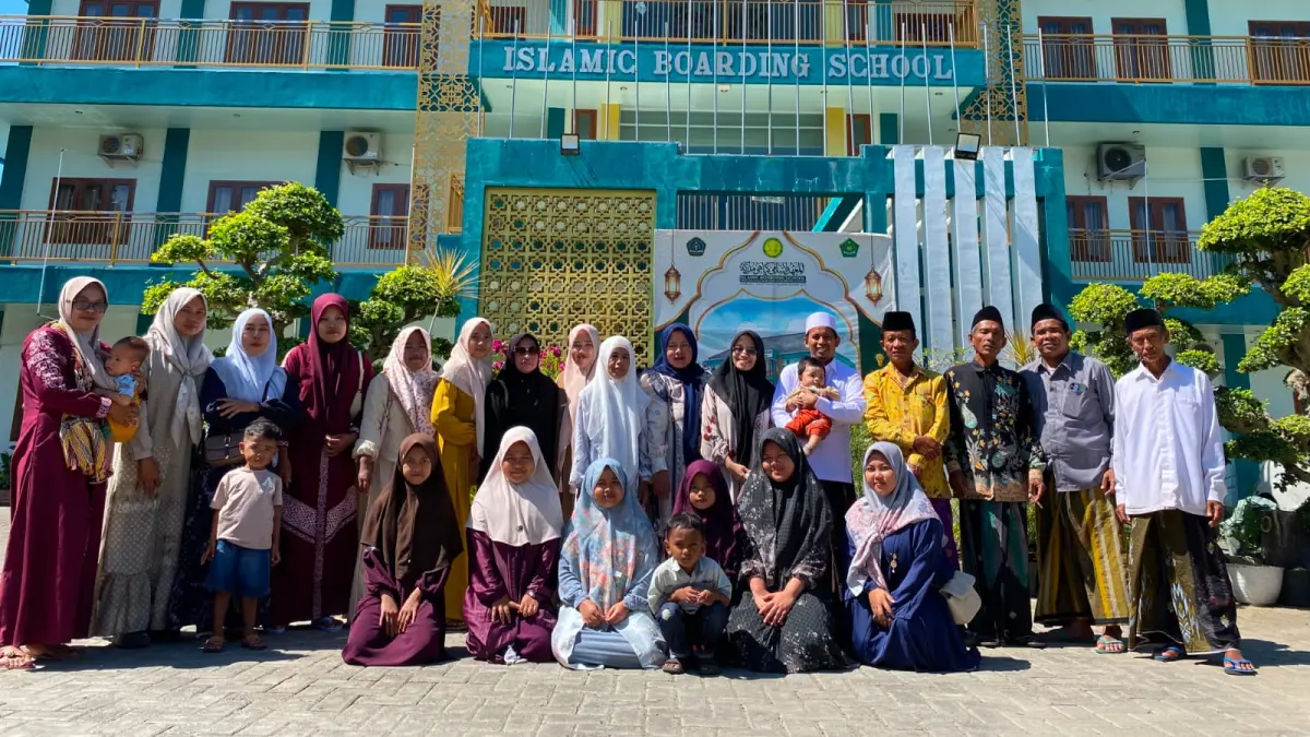 SEMANGAT: Rombongan IBS Al-Azka Sendir berfoto bersama di depan gedung IBS Padepokan Kyai Mudrikah saat studi banding.