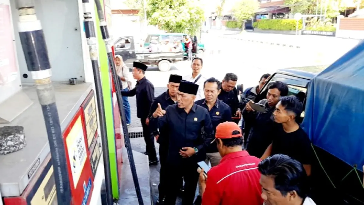 TEGAS: Komisi II DPRD Pamekasan melakukan inspeksi mendadak ke SPBU 301 di Desa Buddagan, Pademawu, Rabu (1/7). (M. KHOLIL RAMLI/JPRM)