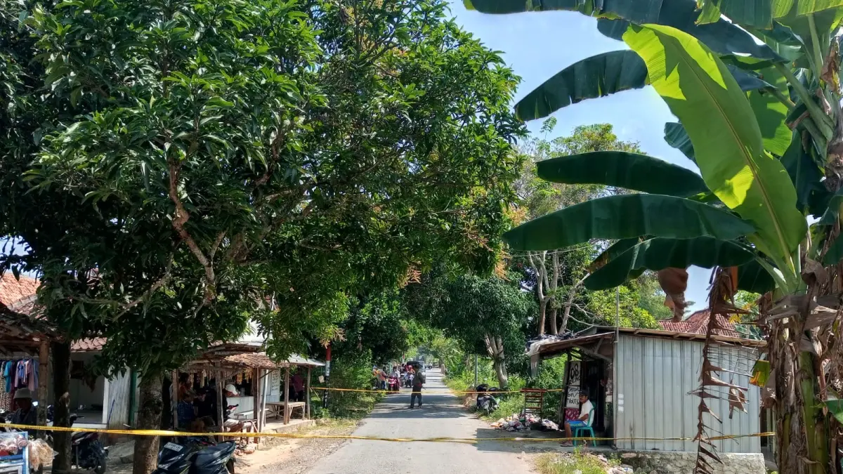 DILARANG MELINTAS: TKP pertikaian Mawardi dengan Mattamin dipasangi police line di Desa Nyeloh, Kecamatan Kedungdung, Sampang, Rabu (1/7).