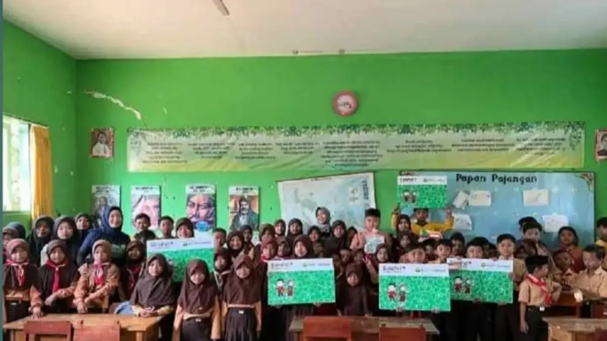 LITERASI KEUANGAN: Pelajar menunjukkan buku tabungan SimPel usai kegiatan edukasi literasi keuangan di salah satu sekolah dasar di Sumenep.