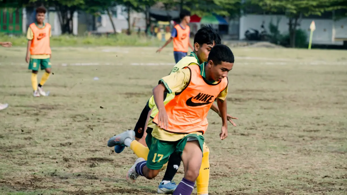 SELEKSI: Pemain Persesa berebut bola saat mengikuti seleksi di lapangan SSC Sampang, Minggu (24/5).