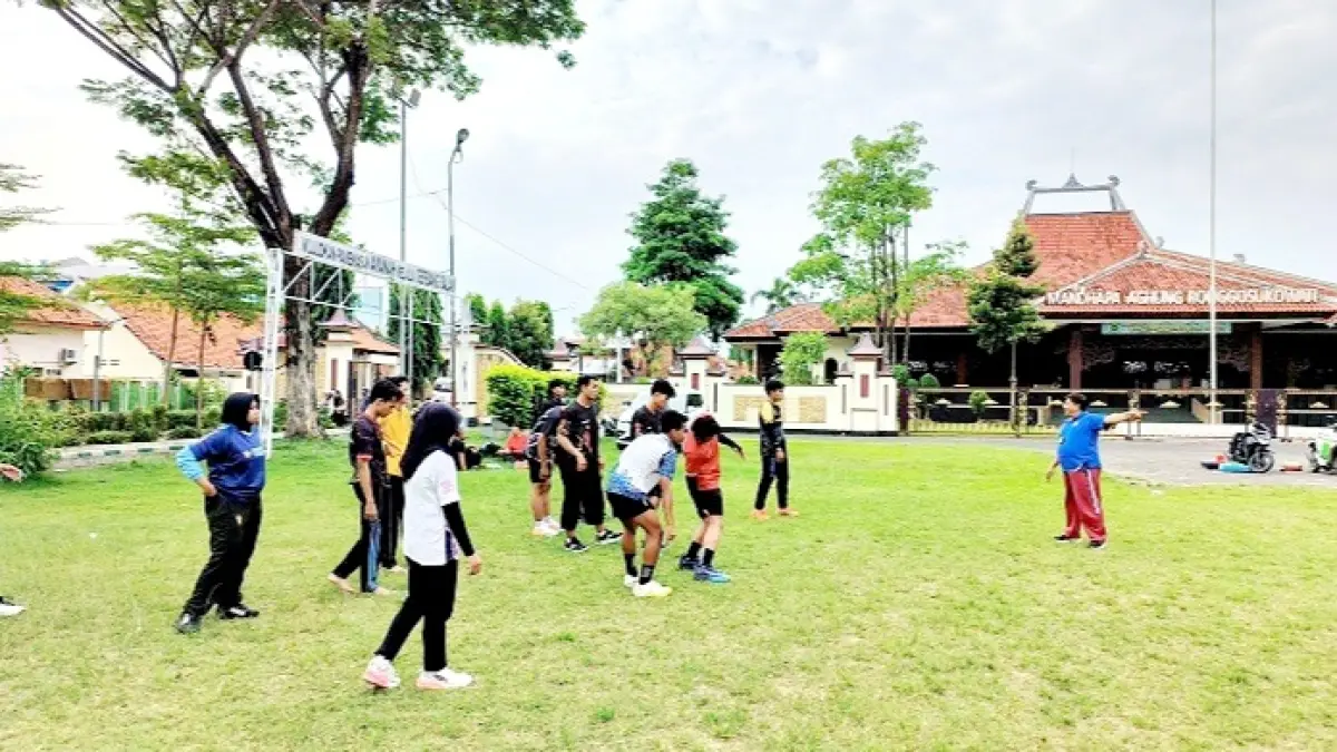 SERIUS: Atlet bela diri mengikuti latihan di Lapangan Nagara Bhakti Pamekasan. (ABISIBAH UNTUK JPRM)