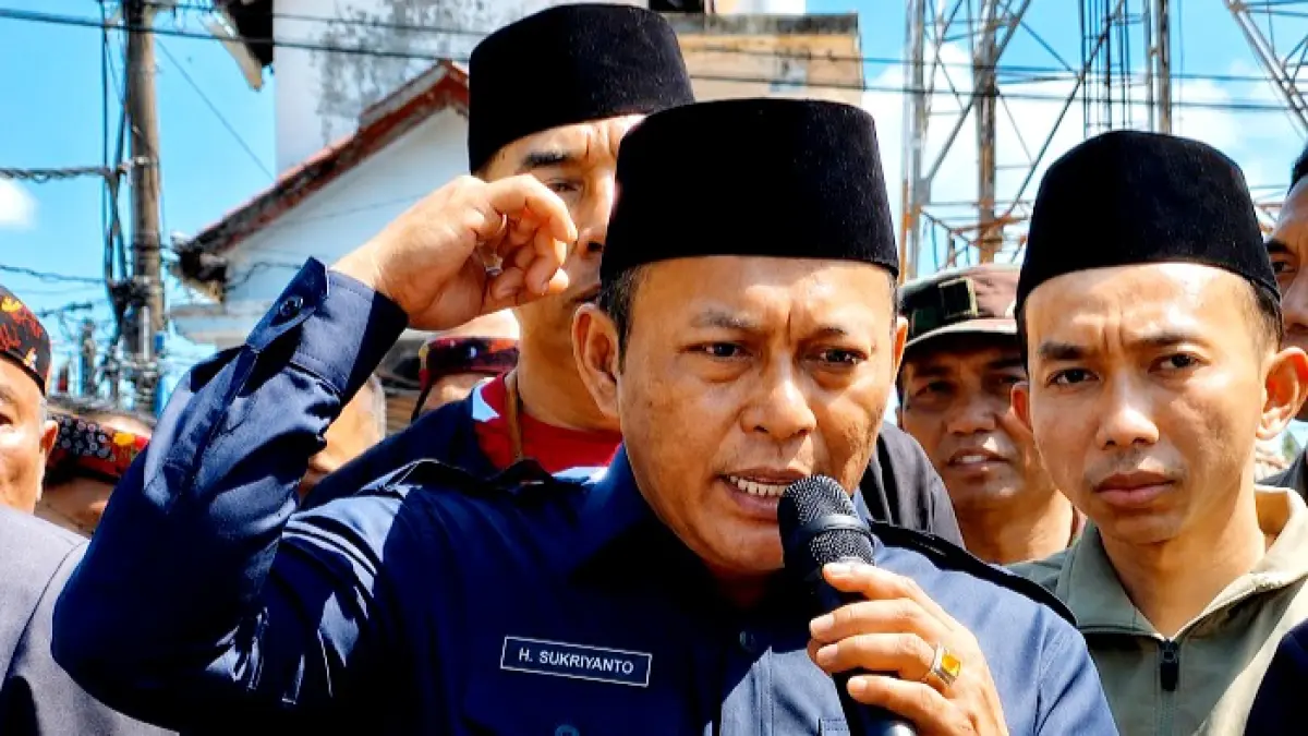 TEGAS: Ketua Satgas MBG Pamekasan Sukriyanto menemui massa aksi di depan kantor DPRD Pamekasan, Kamis (2/7). (MOH. IQBAL AFGANI/JPRM)