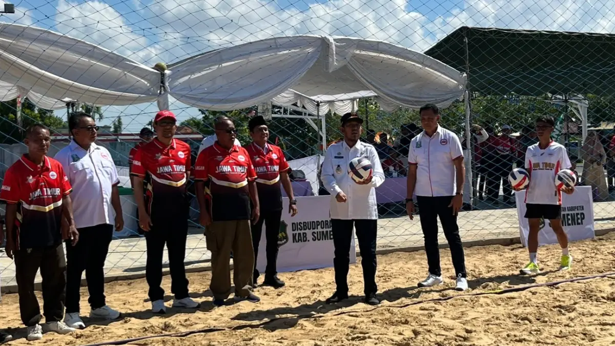 TURUN LANGSUNG: Bupati Sumenep Achmad Fauzi Wongsojudo saat membuka kejurprov voli pantai di GOR Sumekar, Desa Pabian, Kecamatan Kota, Rabu (1/7). (MOH. IQBAL/JPRM)