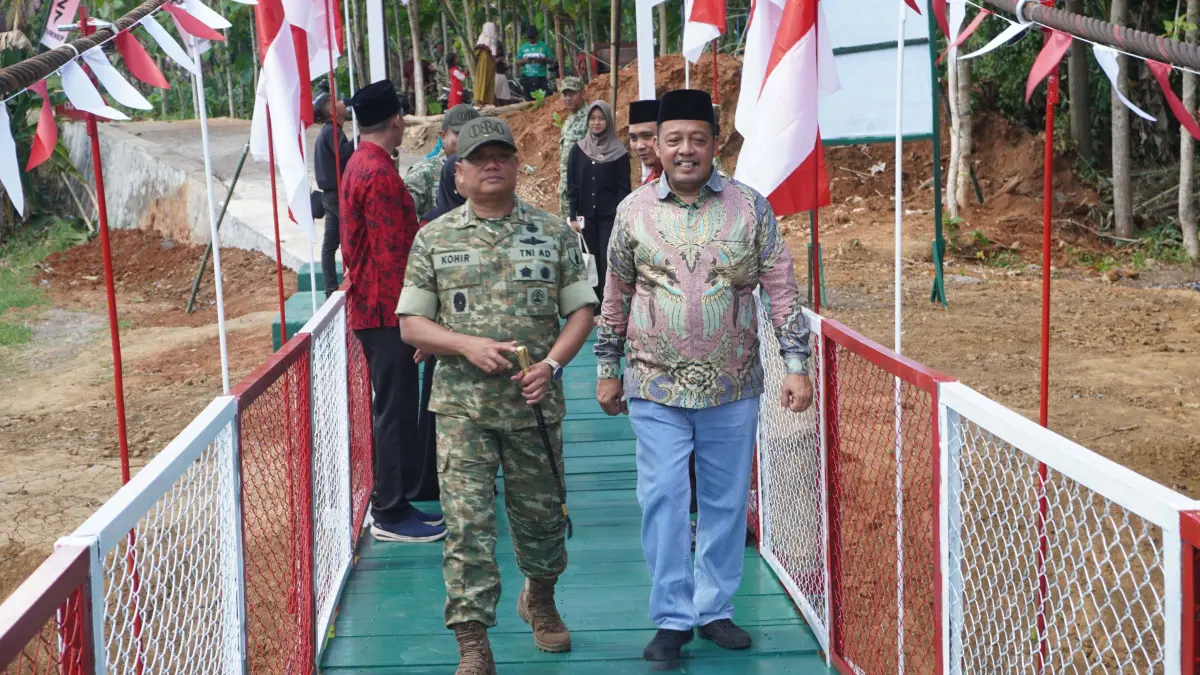 BERDAYA: Komandan Korem (Danrem) 084/Bhaskara Jaya Brigjen TNI Kohir bersama Ketua DPRD Sumenep Zainal Arifin meresmikan Jembatan Perintis Garuda di Kecamatan Ambunten, Jumat (3/7).
