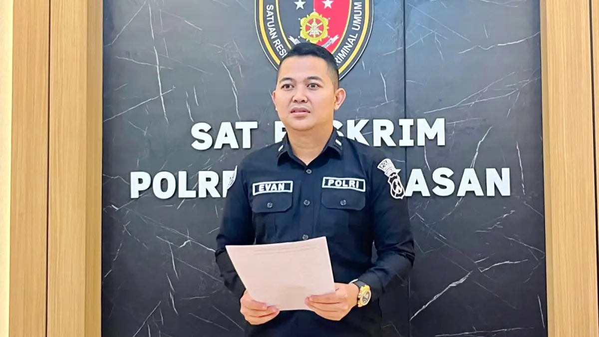 BERI PENJELASAN: Kasihumas Polres Pamekasan Ipda Yoni Evan Pratama dalam kegiatan konferensi pers. (POLRES PAMEKASAN UNTUK JPRM)