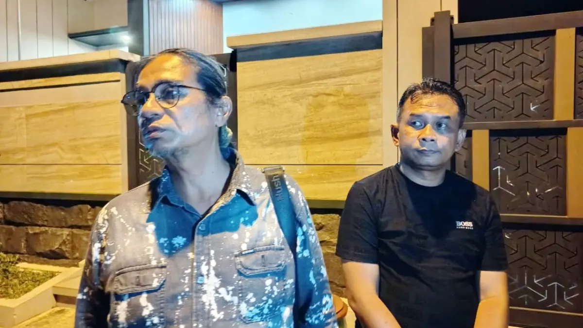 BERI PENJELASAN: Kuasa hukum keluarga korban, Risang Bima Wijaya memberikan keterangan resmi di rumah duka, di Jalan Flamboyan Perumda Bangkalan, Kamis (25/6). (ZEINAL ABIDIN/JPRM)