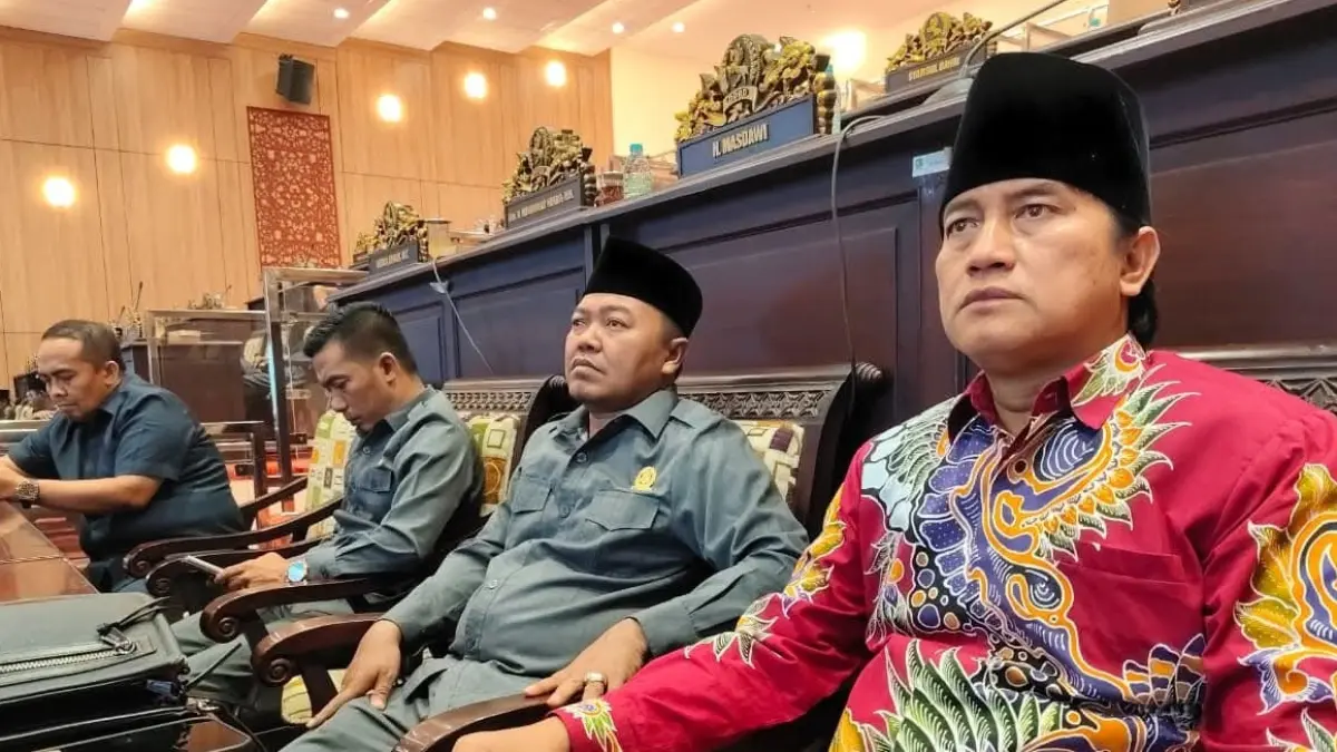 FOKUS: Anggota Banggar DPRD Sumenep Akhmadi Yasid mengikuti rapat di ruang paripurna kantor dewan.
