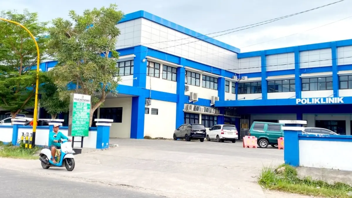 PUSAT LAYANAN KESEHATAN: Pengendara motor melintas di depan RSUD Ketapang, Sampang, beberapa waktu lalu. (AYU LATIFAH/JPRM)