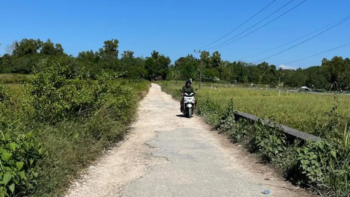 RUSAK PARAH: Pengendara melintas di jalan Desa Giring, Kecamatan Manding, Minggu (5/7).