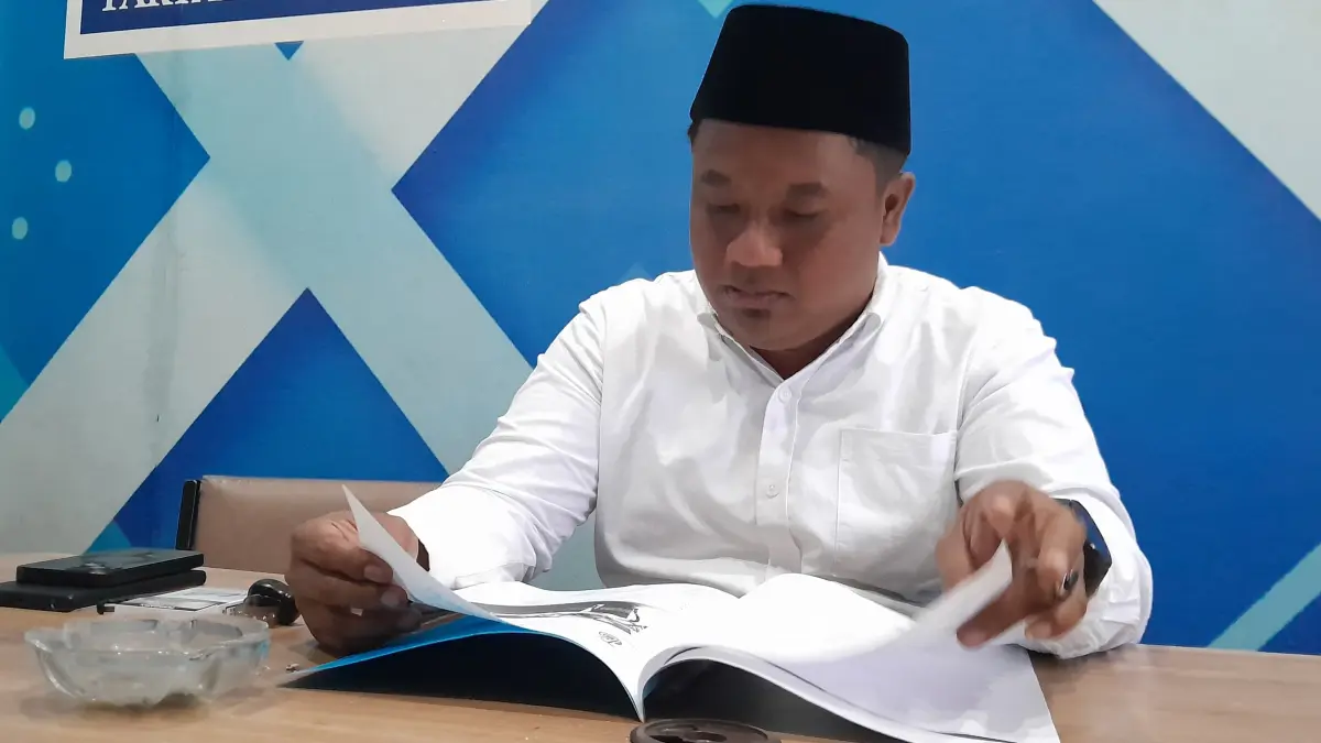 SANTAI: Ketua Komisi III DPRD Pamekasan Achmad Fauzi ditemui di ruang fraksi, Kamis (2/7).